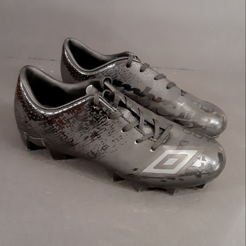 UMBRO Club 4.0, Boys Black Cleats, Size 4Y.